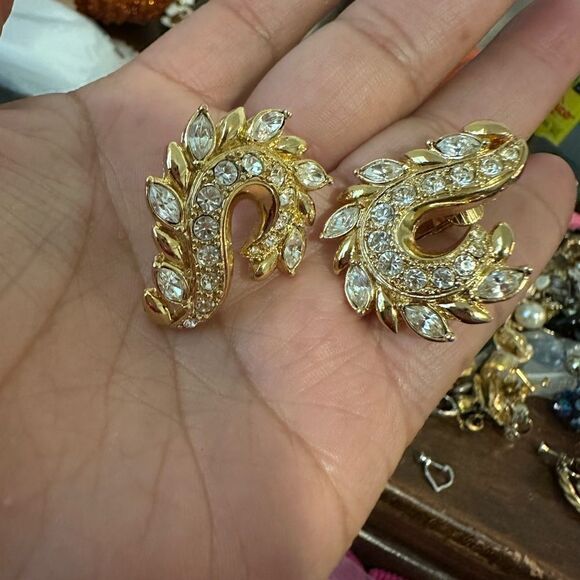 Avon Crystal Gold Leaf Swirl Earrings 1980’s Avon Jewelry Clip-On Earrings - Picture 4 of 5